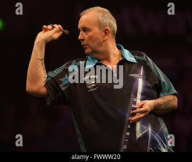 Die Sheffield Arena, Sheffield, UK. 7. April 2016. Betway PDC Premier League Darts. Nacht 10. Phil Taylor [ger] in seinem Match gegen Gary Anderson [SCO] Credit: Action Plus Sport/Alamy Live News Stockfoto