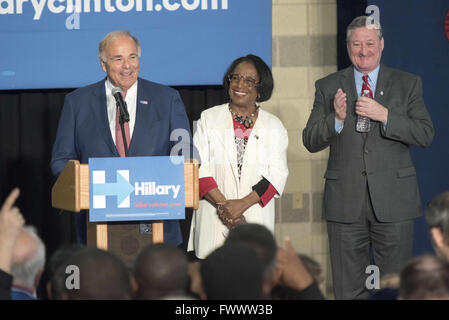 Philadelphia, Pennsylvania, USA. 7. April 2016. Ehemaliger Gouverneur ED RENDEL, Bürgermeister von Philadelphia, JIM KENNEY und City of Philadelphia Counsel Frau, MARIAN TASCO, anlässlich der Hillary Clinton Supporter an der Dorothy Emanuel Recreation Center in Philadelphia Pa Credit: Ricky Fitchett/ZUMA Draht/Alamy Live News Stockfoto