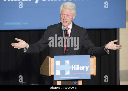 Philadelphia, Pennsylvania, USA. 7. April 2016. Ehemaliger Präsident BILL CLINTON bei der Hillary Clinton Supporter Event statt, an der Dorothy Emanuel Recreation Center in Philadelphia Pa Credit: Ricky Fitchett/ZUMA Draht/Alamy Live News Stockfoto