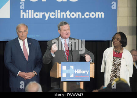 Philadelphia, Pennsylvania, USA. 7. April 2016. Ehemaliger Gouverneur ED RENDEL, Bürgermeister von Philadelphia, JIM KENNEY und City of Philadelphia Counsel Frau, MARIAN TASCO, anlässlich der Hillary Clinton Supporter an der Dorothy Emanuel Recreation Center in Philadelphia Pa Credit: Ricky Fitchett/ZUMA Draht/Alamy Live News Stockfoto