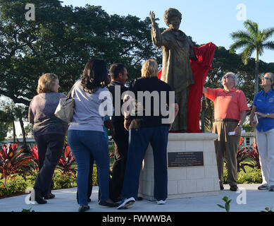 Margate, FL, USA. 5. April 2016. Margate Stadtbeamte enthüllen eine Statue von Schauspielerin und Margate resident Kaye Stevens im Rahmen einer Feierstunde am Dienstag, den 5. April, Kaye Stevens Park.Kaye Stevens war Margate wohnhaft seit über 45 Jahren und oft mit ihr Ruhm Margate gefördert. Maria Lorenzino/Sun Sentinel.SOUTH FLORIDA heraus; KEINE MAGS; KEIN VERKAUF; KEIN INTERNET; KEIN FERNSEHER. © Sun-Sentinel/ZUMA Draht/Alamy Live-Nachrichten Stockfoto