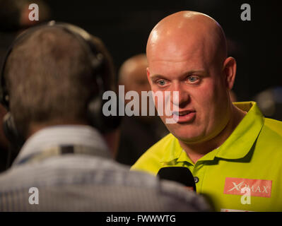 Die Sheffield Arena, Sheffield, UK. 7. April 2016. Betway PDC Premier League Darts. Nacht 10. Michael van Gerwen [NED] gibt ein Interview nach dem Spiel Credit: Action Plus Sport/Alamy Live News Stockfoto