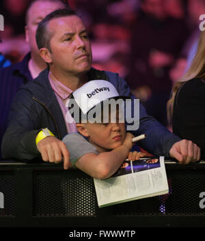 Die Sheffield Arena, Sheffield, UK. 7. April 2016. Betway PDC Premier League Darts. Nacht 10. Ein junger Dart-Fan wartet auf ein Autogramm. Bildnachweis: Aktion Plus Sport/Alamy Live-Nachrichten Stockfoto