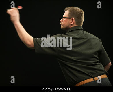 Die Sheffield Arena, Sheffield, UK. 7. April 2016. Betway PDC Premier League Darts. Nacht 10. James Wade [ger] in Aktion gegen Phil Taylor [ENG] Credit: Action Plus Sport/Alamy Live News Stockfoto