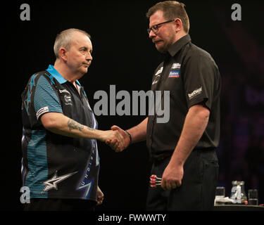 Die Sheffield Arena, Sheffield, UK. 7. April 2016. Betway PDC Premier League Darts. Nacht 10. James Wade [ENG] gratuliert Phil Taylor [ENG] nach dem Spiel Credit: Action Plus Sport/Alamy Live News Stockfoto