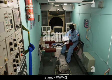 (160407)--Moskau, 7. April 2016 (Xinhua)--Foto aufgenommen am 7. April 2016 zeigt das Innere eines Modells der Raumstation an der Kosmonautik-Museum in Moskau, Russland. Der Kosmonautik-Museum öffnet seine Türen für die Öffentlichkeit am 10. April 1981, 20. Jahrestag der ersten bemannten Raumflug. Die Exposition bietet einen Rückblick auf wie Weltraumforschung entwickelt ausgehend von ersten künstlichen Satelliten, die anschließend gefolgt von der ersten bemannten Raumflug, erste Weltraumspaziergänge, Mond-Explorations-Programme, Solar System Exploration-Programme und internationale der Raumfahrtforschung. (Xinhua/Bai Xue Stockfoto