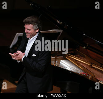 Heidelberg, Deutschland. 7. April 2016. Amerikanische lyrischer Bariton Thomas Hampson begrüßt das Publikum nach seinem Auftritt im Kongresshaus Stadthalle Heidelberg während der Heidelberger Fruehling-Festival in Heidelberg, Deutschland, am 7. April 2016. Das Heidelberger Fruehling-Festival findet vom 2. April bis April 30. © Luo Huanhuan/Xinhua/Alamy Live-Nachrichten Stockfoto