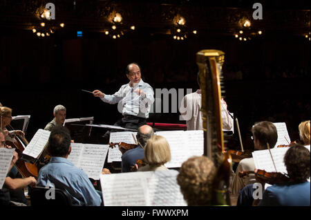 Buenos Aires, Argentinien. 7. April 2016. Chinesischen Dirigenten Zhang Guoyong (C) leitet eine Generalprobe des Philharmonischen Orchesters Buenos Aires in Buenos Aires, Argentinien, am 7. April 2016. Zhang Guoyong wird mit dem Buenos Aires Philharmonic Orchestra ein Konzert veranstaltet am Donnerstag zusammenarbeiten. © Martin Zabala/Xinhua/Alamy Live-Nachrichten Stockfoto