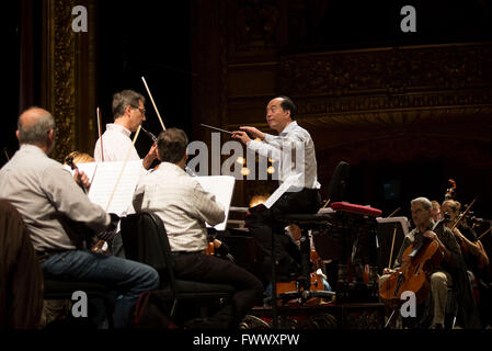 Buenos Aires, Argentinien. 7. April 2016. Chinesischen Dirigenten Zhang Guoyong (C) leitet eine Generalprobe des Philharmonischen Orchesters Buenos Aires in Buenos Aires, Argentinien, am 7. April 2016. Zhang Guoyong wird mit dem Buenos Aires Philharmonic Orchestra ein Konzert veranstaltet am Donnerstag zusammenarbeiten. © Martin Zabala/Xinhua/Alamy Live-Nachrichten Stockfoto