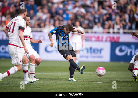 Alejandro Dario Gomez ("Atalanta"), 3. April 2016 - Fußball / Fußball: Alejandro Dario Gomez von Atalanta erzielt ein Tor, während das italienische "Serie A" Match zwischen Atalanta 2-1 AC Milan im Stadio Atleti Azzurri d ' Italia in Bergamo, Italien. (Foto von Maurizio Borsari/AFLO) Stockfoto