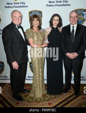 New York, NY, USA. 7. April 2016. William Bratton, Rikki Klieman, Elyse Baxbaum, Scott Stringer im Ankunftsbereich für New York City Police Foundation 2016 Gala, Waldorf-Astoria, New York, NY 7. April 2016. © Lev Radin/Everett Collection/Alamy Live-Nachrichten Stockfoto