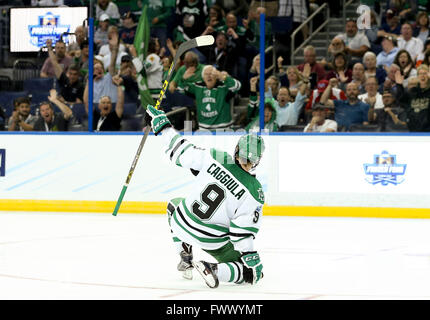 Tampa, Florida, USA. 7. April 2016. DIRK SHADD | Zeiten. North Dakota Fighting Hawks vorwärts Drake Caggiula (9) sinkt auf die Knie und pumpt seine Faust um sein zweites Tor des Spiels während der zweiten Periode Aktion des Spiels zwei Frozen Four Halbfinale an Amalie Arena am Donnerstag feiern (07.04.16) © Dirk Shadd/Tampa Bay Times / ZUMA Draht/Alamy Live News Stockfoto