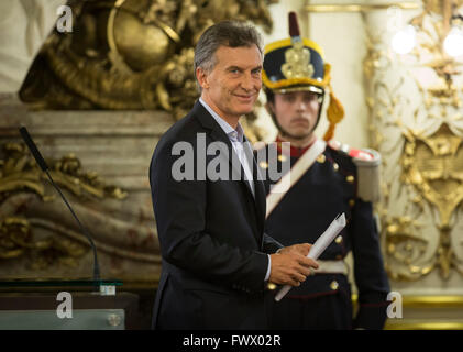 Buenos Aires, Argentinien. 7. April 2016. Argentiniens Präsident Mauricio Macri reagiert, nachdem er die Auslieferung an den Kongress eine öffentliche Informationen Zugang Bill im Rosa Haus in der Stadt Buenos Aires, Hauptstadt von Argentinien, am 7. April 2016 bekannt gegeben. © Martin Zabala/Xinhua/Alamy Live-Nachrichten Stockfoto