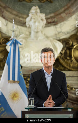 Buenos Aires, Argentinien. 7. April 2016. Argentiniens Präsident Mauricio Macri kündigt die Lieferung an den Kongress eine öffentliche Informationen Zugang Bill im Rosa Haus in der Stadt Buenos Aires, Hauptstadt von Argentinien, am 7. April 2016. © Martin Zabala/Xinhua/Alamy Live-Nachrichten Stockfoto