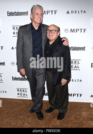 Hollywood, Kalifornien, USA. 7. April 2016. Michael Douglas & Danny DeVito kommt für die 5. jährlichen Reel Geschichten, realen Leben profitieren MPTF in den Milk Studios. Bildnachweis: Lisa O'Connor/ZUMA Draht/Alamy Live-Nachrichten Stockfoto