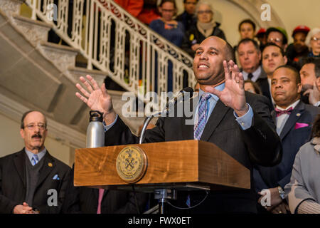 New York, Vereinigte Staaten von Amerika. 7. April 2016. Kongressabgeordnete Hakeem Jeffries anlässlich der Rallye zu stoppen TPP als Teil der Gruppe von New York gewählte Beamte spricht sich gegen die Trans-Pazifik-Partnerschaft, eine umstrittene Handelsabkommen, dass Risiken Jobs, Lebensmittelsicherheit und die Umwelt. Bund, Ländern und Gemeinden New York Gesetzgeber sind im Laufe dieser Vereinbarung gegen, die unsere Souveränität zu untergraben, Demokratie bedrohen und befähigen Unternehmen, unsere Gesetze untergraben würde. Bildnachweis: Erik Mc Gregor/Pacific Press/Alamy Live-Nachrichten Stockfoto