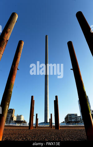 Brighton UK 8. April 2016 - die neue British Airways i360 Aussichtsturm im Bau auf Brighton Seafront verschmilzt mit einer rostigen alten Säulen aus dem verlassenen West Pier an einem schönen sonnigen Frühlingsmorgen Credit: Simon Dack/Alamy Live News Stockfoto