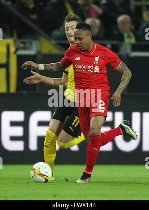 Dortmund, Deutschland. 7. April 2016. Dortmunder Marco Reus (l) und Liverpools Nathaniel Clyne in Aktion während der Europa League k.o. Viertelfinale zwischen Borussia Dortmund Vs FC Liverpool in Dortmund, Deutschland, 7. April 2016. Foto: Ina Fassbender/Dpa/Alamy Live News Stockfoto