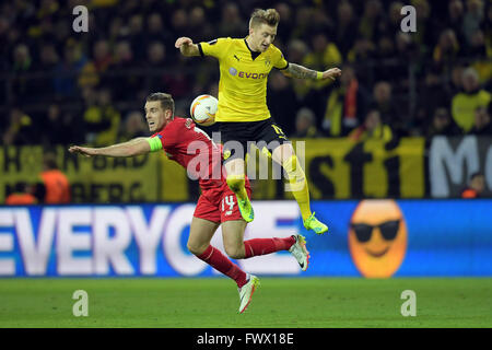 Dortmund, Deutschland. 7. April 2016. Dortmunder Marco Reus (oben) und Liverpool Jordan Henderson in Aktion während der Europa-League k.o. Viertelfinale zwischen BV Borussia Dortmund-FC Liverpool in Dortmund, Deutschland, 7. April 2016. Foto: Federico Gambarini/Dpa/Alamy Live News Stockfoto