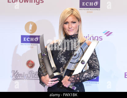 Berlin, Deutschland. 7. April 2016. Sängerin Helene Fischer posiert mit ihren Auszeichnungen nach der 25. Award show für den deutschen Musikpreis "Echo 2016" in Berlin, Deutschland, 7. April 2016. In 31 Kategorien wurde mit dem Echo ausgezeichnet. Foto: Jens Kalaene/dpa Stockfoto