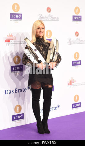 Berlin, Deutschland. 7. April 2016. Sängerin Helene Fischer posiert mit ihren Auszeichnungen nach der 25. Award show für den deutschen Musikpreis "Echo 2016" in Berlin, Deutschland, 7. April 2016. In 31 Kategorien wurde mit dem Echo ausgezeichnet. Foto: Jens Kalaene/dpa Stockfoto