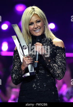 Berlin, Deutschland. 7. April 2016. Sängerin Helene Fischer posiert mit ihren Award auf der Bühne während der 25. Award-Show für den deutschen Musikpreis "Echo 2016" in Berlin, Deutschland, 7. April 2016. Fischer erhielt in der Kategorie "Crossover". In 31 Kategorien wurde mit dem Echo ausgezeichnet. Foto: Clemens Bilan/Dpa/Alamy Live-Nachrichten Stockfoto