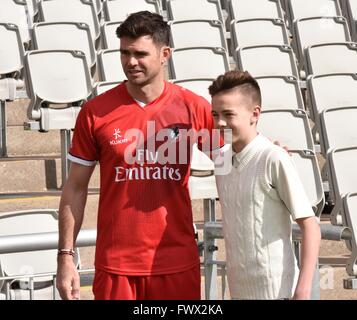 Manchester UK 8. April 2016 Bradley Hughes Gewinner der Lancashire Linie Lotterie, posiert mit James Anderson in der Lancashire County Cricket Club jährliche Vorsaison Medientag, wenn Teams und einzelne Fotos und Interviews stehen zur Verfügung. Bildnachweis: John Fryer/Alamy Live-Nachrichten Stockfoto