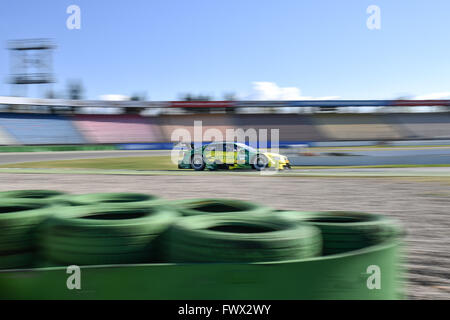 Hockenheim, Deutschland. 8. April 2016. Mike Rockenfeller Audi Sport Team Phoenix Rennen in seinem Audi RS5-Rennwagen auf der Rennstrecke vor der offiziellen Eröffnung der Saison der Deutschen Tourenwagen Masters (DTM) auf dem Hockenheimring in Hockenheim, Deutschland, 8. April 2016 2016. Foto: Uwe Anspach/Dpa/Alamy Live News Stockfoto