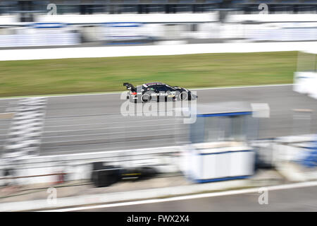 Hockenheim, Deutschland. 8. April 2016. Ein BMW-Rennwagen fährt auf der Rennstrecke vor der Eröffnung der Saison 2016 der Deutschen Tourenwagen Masters (DTM) auf dem Hockenheimring in Hockenheim, Deutschland, 8. April 2016. Foto: Uwe Anspach/Dpa/Alamy Live News Stockfoto