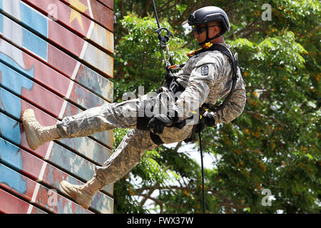 (160408)--RIZAL Provinz, 8. April 2016 (Xinhua)--A Soldier aus der US-Armee Nationalgarde Seilhaken während der Urban Search and Rescue Aktivität von 2016 RP-US Balikatan gemeinsame Militärübungen in Camp Capinpin in der Rizal-Provinz, den Philippinen, 8. April 2016. Die Tätigkeit soll die Katastrophe Reaktionsmöglichkeiten zwischen der US-Armee und die bewaffneten Kräfte der Philippinen (AFP) zu verbessern. Balikatan 2016 konzentriert sich auf Szenario-basierte kombinierte Planung von Aktionen in Verteidigung, Katastrophenhilfe, Bürgerbeteiligung und taktischer Ebene Bereich Ausbildung. Über 3.700 philippinischen Soldaten und 5.000 US-m Stockfoto