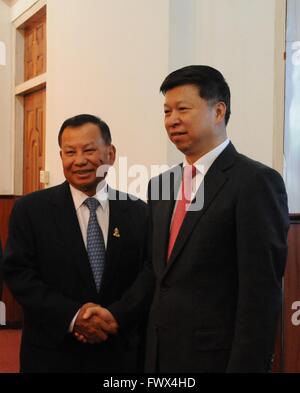 Phnom Penh, Kambodscha. 8. April 2016. Kambodschanische Senat Präsident sagen Chhum (L) schüttelt Hände mit Song Tao, Leiter der internationalen Abteilung des Zentralkomitees der kommunistischen Partei von China (CPC) in Phnom Penh, Hauptstadt von Kambodscha, am 8. April 2016. Bildnachweis: Zhang Yanfang/Xinhua/Alamy Live-Nachrichten Stockfoto