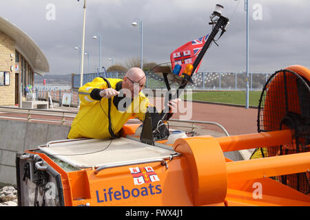 RNLI Hovercraft Station Morecambe, Lancashire, Großbritannien 8. April 2016, Morecambe RNLI Hovercraft Hurley Flyer wird von der Life Boat Station gegenüber dem Midland Hotel in bewerben für Menschen, die im Wasser in Bolton - le - Sands Credit gemeldet wird gestartet: David Billinge/Alamy Live News Stockfoto