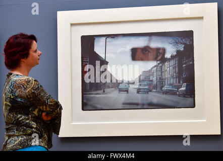 Apolda, Deutschland. 8. April 2016. Silke Schmidt vom Stadtrat befasst sich mit dem Foto "My Love, London, 1978" von Linda McCartney im Kunsthaus Apolda in Apolda, Deutschland, 8. April 2016. Die neue Ausstellung "Linda McCartneym - der 1960er - Jahre Porträts einer Ära" von 10 April bis 19. Juni 2016 zu sehen. Zu sehen sind rund 160 Bilder des Fotografen, die Ehefrau von Ex-Beatle Paul McCartney, 1998 verstorbenen taked. Foto: MARTIN SCHUTT/Dpa/Alamy Live News Stockfoto