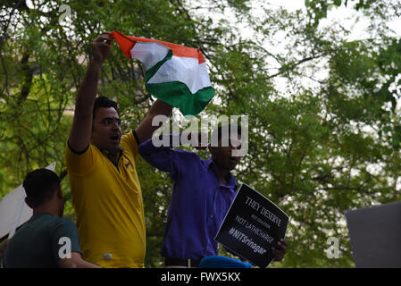 Jantar Mantar Road, Neu Delhi, Indien. 8. April 2016. Demonstranten protestieren gegen das Vorgehen der Polizei auf Studenten der National Institute of Technology, Srinagar. Bildnachweis: Abhishek Kumar/Alamy Live-Nachrichten Stockfoto