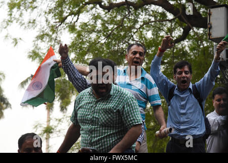 Jantar Mantar Road, Neu Delhi, Indien. 8. April 2016. Demonstranten protestieren gegen das Vorgehen der Polizei auf Studenten der National Institute of Technology, Srinagar. Bildnachweis: Abhishek Kumar/Alamy Live-Nachrichten Stockfoto