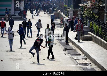 Srinagar, Kaschmir. 8. April 2016. Kaschmir, die muslimische Demonstranten Zusammenstoß mit indischen Polizei während einer Protestaktion in Srinagar, kontrolliert die Sommerhauptstadt der indischen Kaschmir, 8. April 2016. Bildnachweis: Saqib Majeed/Alamy Live-Nachrichten Stockfoto