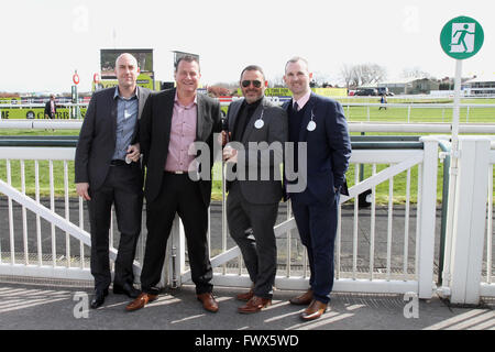 Aintree, Liverpool, UK. 8. April 2016. Crabbies Grand National Festival Tag 2. Lokalen Golf und Pferderennen Fans erwarten das erste Rennen. Bildnachweis: Aktion Plus Sport/Alamy Live-Nachrichten Stockfoto