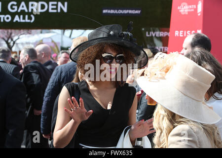 Aintree, Liverpool, UK. 8. April 2016. Crabbies Grand National Festival Tag 2. Damen am Haupteingang ankommen. Bildnachweis: Aktion Plus Sport/Alamy Live-Nachrichten Stockfoto