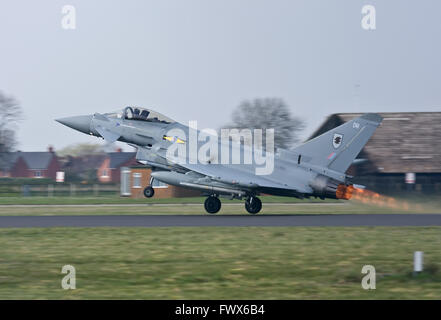 Coningsby, UK. 8. April 2016. RAF Taifun-Jets sind verschlüsselt und gehen über Wales Überschall für ein abfangen. Stockfoto