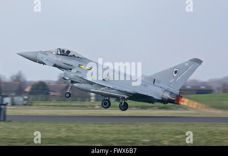 Coningsby, UK. 8. April 2016. RAF Taifun-Jets sind verschlüsselt und gehen über Wales Überschall für ein abfangen. Stockfoto