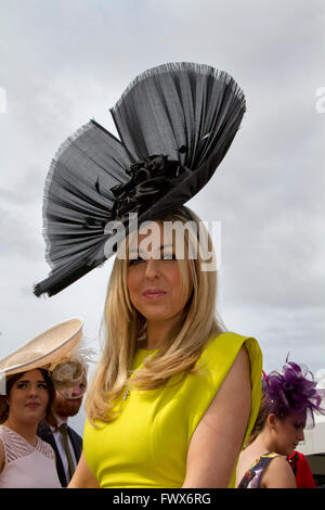 Racegoers weibliche Mode, High-Fashion-Kleidung, stilvoll, Geek chic trendy, formale Damen Kittel, haute Couture Kleider und Fashionistas im Liverpool, Merseyside, Großbritannien April 2016. Grand National Ladies Day in Aintree. Im Lichte der vergangenen Jahre, als die Outfits der Teilnehmer aus allen falschen Gründen auf sich aufmerksam gemacht haben, drängten die Beamten des Grand National die diesjährigen Rennfahrer, sich „aufzumuntern“, um die Veranstaltung „anspruchsvoller“ zu machen. Stockfoto