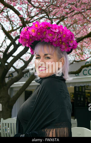 Racegoers weibliche Mode, High-Fashion-Kleidung, stilvoll, Geek chic trendy, formale Damen Kittel, haute Couture Kleider und Fashionistas im Liverpool, Merseyside, Großbritannien 8. April 2016. Grand National Ladies Day in Aintree. Im Lichte der vergangenen Jahre, als die Outfits der Teilnehmer aus allen falschen Gründen auf sich aufmerksam gemacht haben, drängten die Beamten des Grand National die diesjährigen Rennfahrer, sich „aufzumuntern“, um die Veranstaltung „anspruchsvoller“ zu machen. Stockfoto