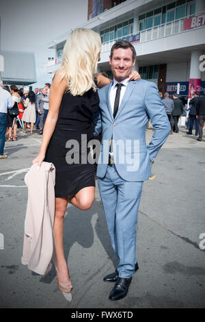 Liverpool, Merseyside, UK 8. April 2016.   Schauspieler Dean Gaffney besucht mit seiner Freundin "Ladies Day" auf dem Aintree Racecourse. Bildnachweis: Cernan Elias/Alamy Live-Nachrichten Stockfoto