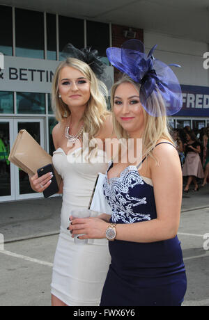 Racegoers weibliche Mode, High-Fashion-Kleidung, stilvoll, Geek chic trendy, formale Damen Kittel, haute Couture Kleider und Fashionistas in Liverpool, Merseyside, UK April, 2016. Grand National Ladies Day in Aintree. Im Lichte der vergangenen Jahre, als die Outfits der Teilnehmer aus allen falschen Gründen auf sich aufmerksam gemacht haben, drängten die Beamten des Grand National die diesjährigen Rennfahrer, sich „aufzumuntern“, um die Veranstaltung „anspruchsvoller“ zu machen. Stockfoto