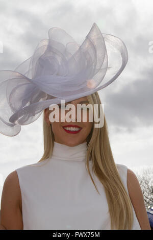 Racegoers weibliche Mode, High-Fashion-Kleidung, stilvoll, Geek chic trendy, formale Damen Kittel, haute Couture Kleider und Fashionistas im Liverpool, Merseyside, Großbritannien April 2016. Grand National Ladies Day in Aintree. Im Lichte der vergangenen Jahre, als die Outfits der Teilnehmer aus allen falschen Gründen auf sich aufmerksam gemacht haben, drängten die Beamten des Grand National die diesjährigen Rennfahrer, sich „aufzumuntern“, um die Veranstaltung „anspruchsvoller“ zu machen. Stockfoto