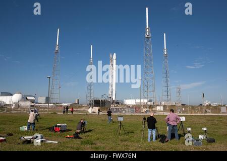 Die SpaceX Falcon 9 Ausübung der Drache Fracht Kapsel Mission bereit für abheben Startrampe 40 am Kennedy Space Center 8. April 2016 in Cape Canaveral, Florida. Die CRS-8-Mission wird ein Prototyp aufblasbare Bigelow Aerospace Modul namens BEAM tragen. Stockfoto