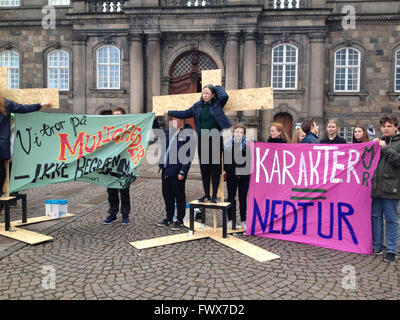 Kopenhagen, Dänemark. 8. April 2016. Dänische Schüler Bühne Protest Rallyinfron dänische Aprliament Christiansborg gegen Regierung Bildung Collge Refor-Test in dänischer Sprache und Mathematik 4-Punkt vor seinem Eintritt bei College-Studium Credit: Deanpictures/Alamy Live-Nachrichten Stockfoto