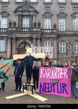 Kopenhagen, Dänemark. 8. April 2016. Dänische Schüler Bühne Protest Rallyinfron dänische Aprliament Christiansborg gegen Regierung Bildung Collge Refor-Test in dänischer Sprache und Mathematik 4-Punkt vor seinem Eintritt bei College-Studium Credit: Deanpictures/Alamy Live-Nachrichten Stockfoto