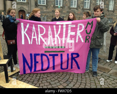 Kopenhagen, Dänemark. 8. April 2016. Dänische Schüler Bühne Protest Rallyinfron dänische Aprliament Christiansborg gegen Regierung Bildung Collge Refor-Test in dänischer Sprache und Mathematik 4-Punkt vor seinem Eintritt bei College-Studium Credit: Deanpictures/Alamy Live-Nachrichten Stockfoto