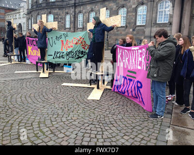 Kopenhagen, Dänemark. 8. April 2016. Dänische Schüler Bühne Protest Rallyinfron dänische Aprliament Christiansborg gegen Regierung Bildung Collge Refor-Test in dänischer Sprache und Mathematik 4-Punkt vor seinem Eintritt bei College-Studium Credit: Deanpictures/Alamy Live-Nachrichten Stockfoto